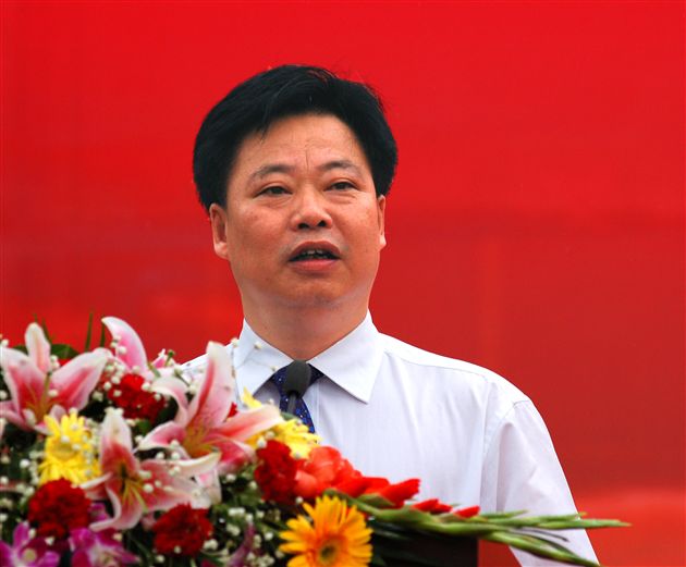 十五周年校庆图片：四川省双流县县政府副县长谢仁根主持大会</p><p>　　