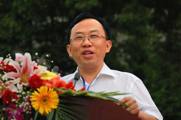 十五周年校庆图片：中共双流县委书记、县人大主任谢瑞武在棠湖中学建校十五周年庆祝大会上讲