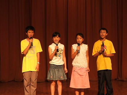 2005年科艺班、科体班夏令营暨集训掠影：“小小主持人”</p><p>　　