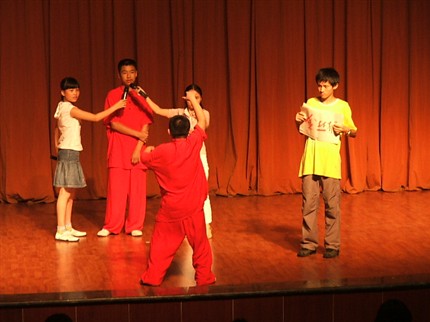 2005年科艺班、科体班夏令营暨集训掠影：做个游戏，轻松一下！</p><p>　　