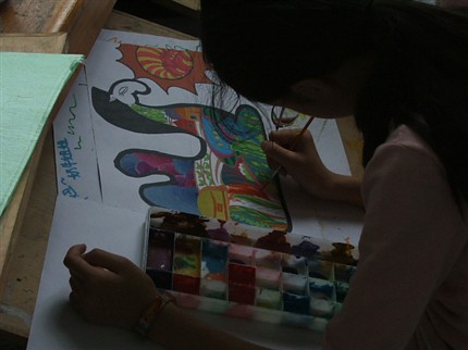 2005年科艺班、科体班夏令营暨集训掠影：用色彩描绘生活</p><p>　　