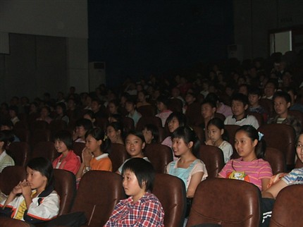 2005年科艺班、科体班夏令营暨集训掠影：台下观众乐滋滋</p><p>　　