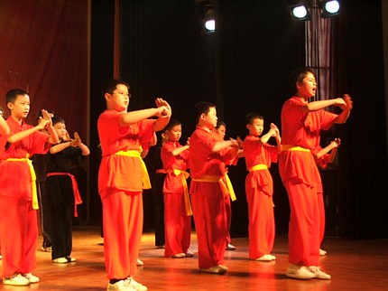 2005年科艺班、科体班夏令营暨集训掠影：吼声如雷，招招有力</p><p>　　