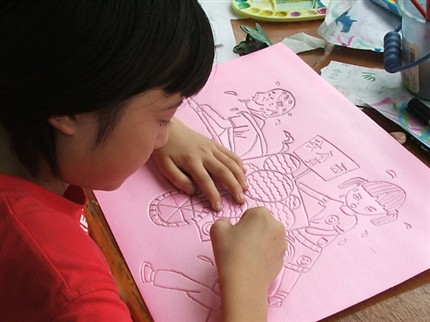 2005年科艺班、科体班夏令营暨集训掠影：用心雕刻