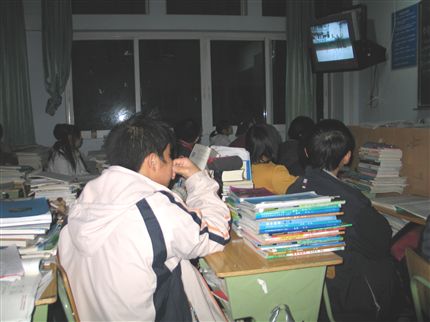 纪念“一二·九”，收看爱国片