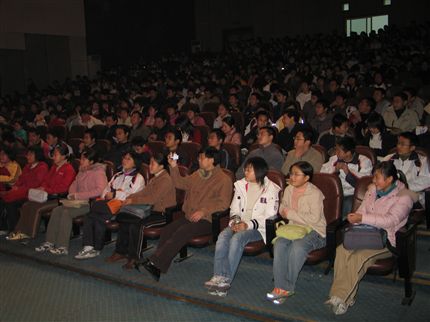 兴致勃勃的观众