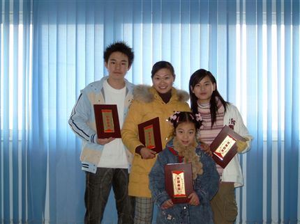 “2006世界华人艺术节”我校参赛选手（左一：马超、左二：杜静、右一：何庆、前：赵伊恒）