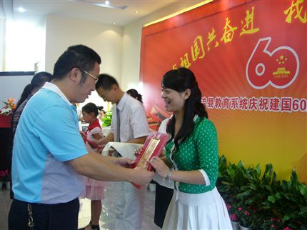 县教育局副局长刘宁为获一等奖选手颁奖