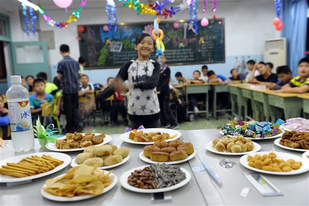 同窗共话中秋情，师生同享佳节乐