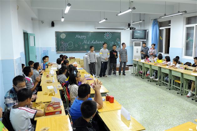 同窗共话中秋情，师生同享佳节乐