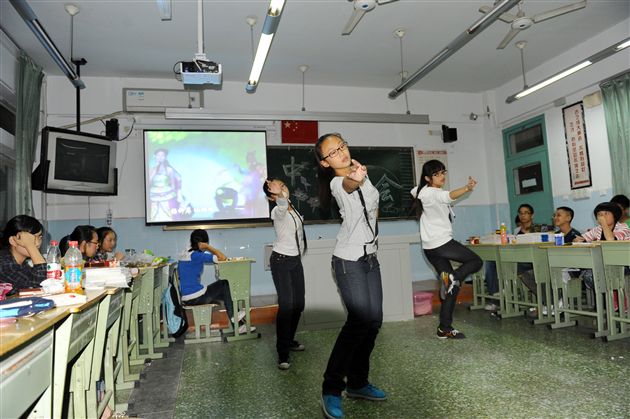 同窗共话中秋情，师生同享佳节乐