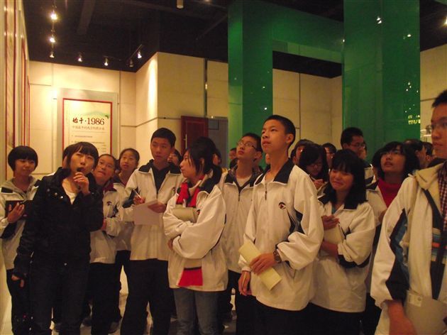 学生参观恩威