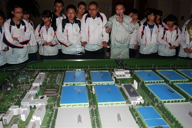 高二学生参观天威