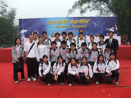 棠湖中学参加2005年成都市定向越野比赛教练员、运动员合影