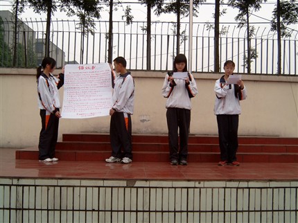 棠湖中学“2005年环境保护月”活动：宣读环保倡议书