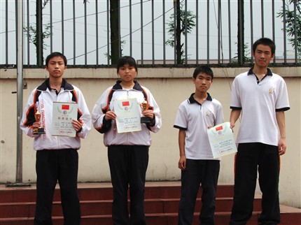 棠湖中学参加“成都市第23届幼芽杯”象棋比赛队员合影