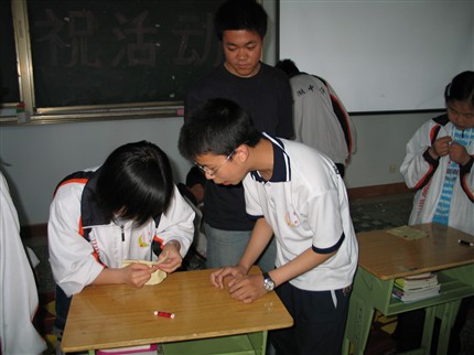别紧张，慢慢缝——初2007级庆“六一”活动</p><p>　　