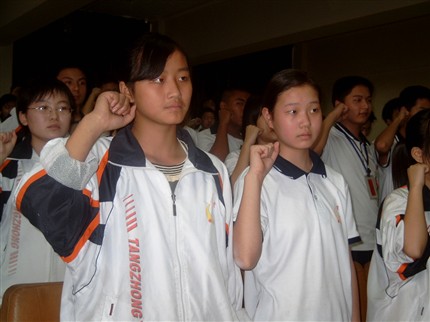 面对团旗，庄严宣誓——棠湖中学举行新团员入团宣誓仪式