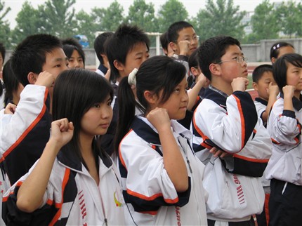 庄严的宣誓——棠湖中学外语实验学校新团员入团宣誓仪式