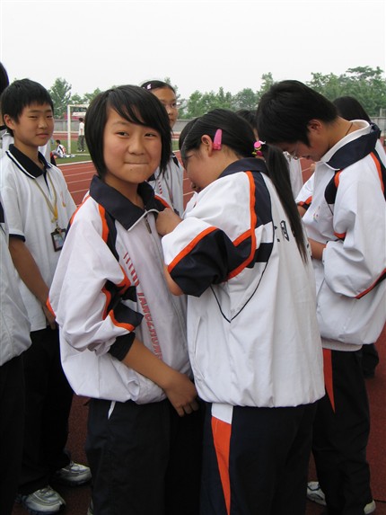 佩带团徽——棠湖中学外语实验学校新团员入团宣誓仪式