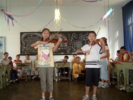 初2008届“教师节”主题活动：悠扬的乐曲送老师