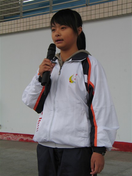 2005—2006学年度上期第七周国旗下讲话《我爱我校》——演讲人：郁婷（高2008级三班）