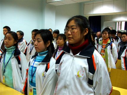 全体肃立，奏团歌（初2007届新团员入团宣誓仪式）</p><p>　　