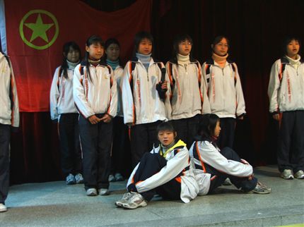 小合唱——《半个月亮爬上来》（棠湖中学初2007届新团员宣誓仪式</p><p>　　暨纪念“一二•九”歌咏比赛）</p><p>　　