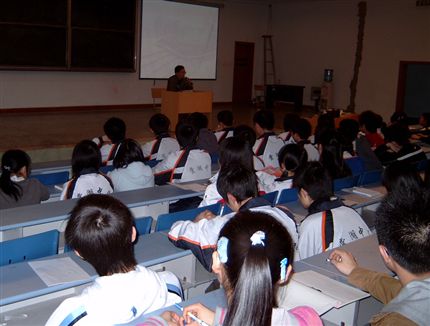 认真听讲 吸取经验——第三期业余团校暨全校学生干部培训