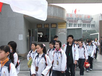 我们出发啦!(记初一年级新团员敬老院之行)</p><p>　　