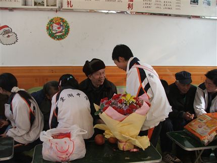 爷爷您身体好吗？(记初一年级新团员敬老院之行)