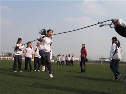 女生跳绳比赛——棠湖中学外语实验学校初2008级“三月特色活动”