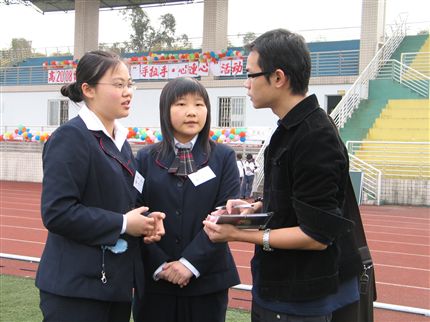 高2008级“手拉手·心连心”游园活动——“彩虹桥”发起人杨礼（中）和彭鑫（左）