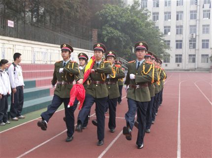 棠中新一轮国旗班飒爽亮相..