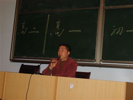 陈老师与学生干部们交流