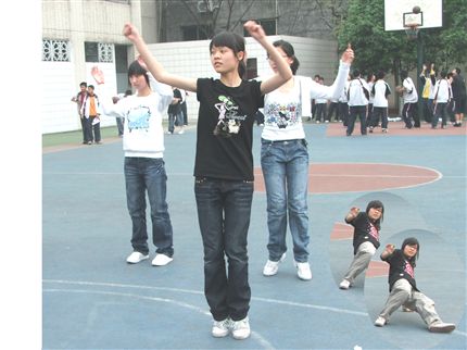 棠湖中学初2008届举行篮球系列活动(三）