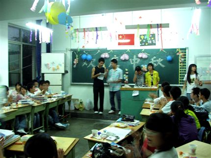 棠中中秋月圆赏诗主题班会(欢聚一堂)