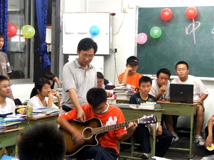 棠中中秋月圆赏诗主题班会(师生同乐)</p><p>　　