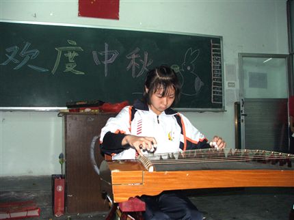 棠中中秋月圆赏诗主题班会(琴声悠扬)</p><p>　　