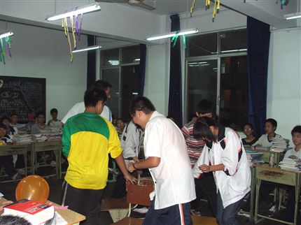 棠中中秋月圆赏诗主题班会(游戏进行中)</p><p>　　