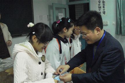 领导为同学颁奖