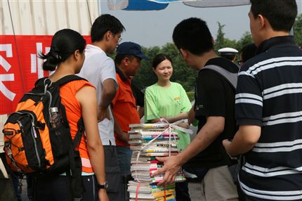 在绵阳九州体育馆，卸下近300本书委托当地志愿者用小型越野车运往我们的货车无法到达的北川县擂鼓镇