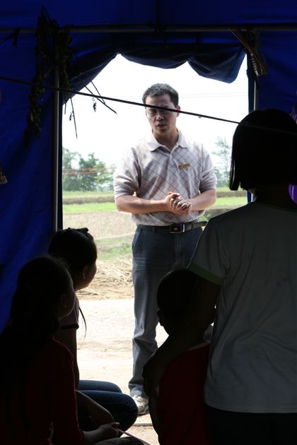 叶老师询问灾民的具体生活状况