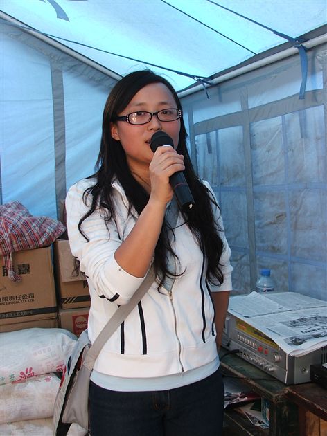 张老师用简易广播室通知孩子们