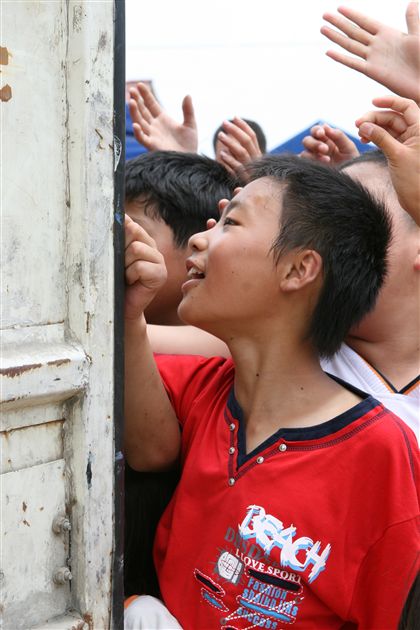 孩子们高举的手、求知的渴望让我们感动……</p><p>　　