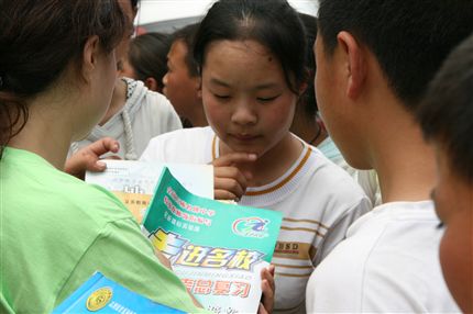 一位高中女生认真核对自己领取的参考书