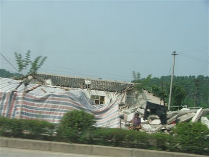 进入绵阳郊区，受灾民房，让人揪心。