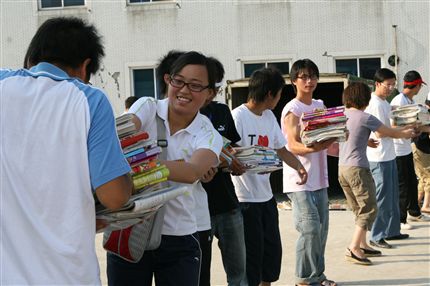 爱心传送纽带（二）</p><p>　　