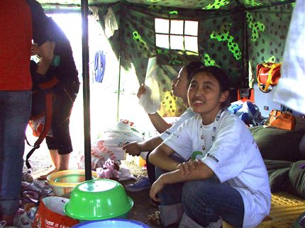 深入帐篷，了解孩子们的生活、思想、学习状况