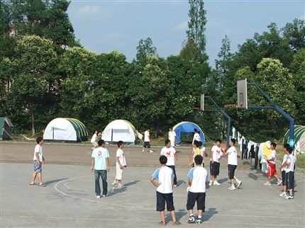 帐篷外的简易篮球场，生机蓬勃